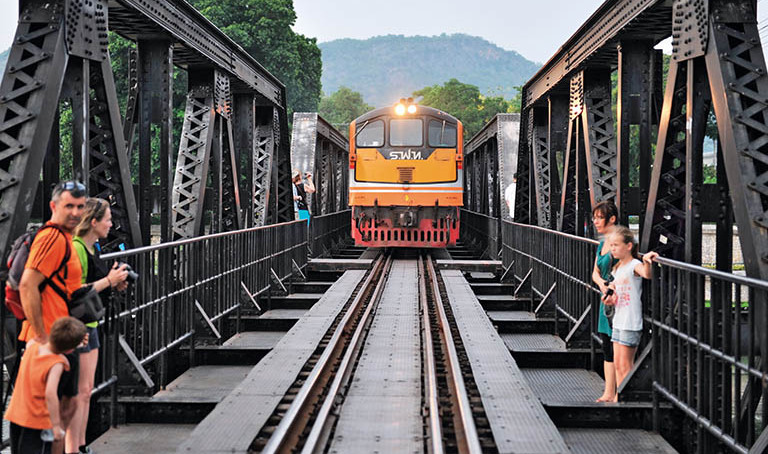 在泰國，乘坐一列開往80年前的火車